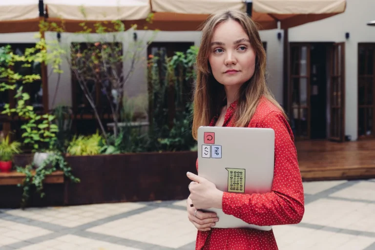 Freelancer czy agencja interaktywna — co lepiej sprawdzi się w małej firmie?