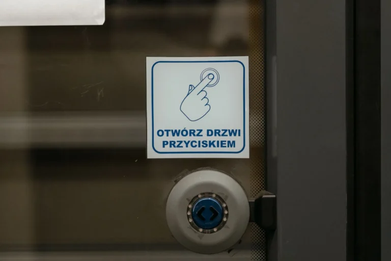 Jak zwiększyć bezpieczeństwo transakcji w WooCommerce: Wtyczki i najlepsze praktyki