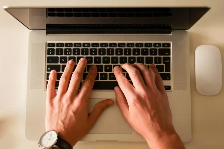 Kto pisze teksty na stronę internetową i ile to kosztuje?